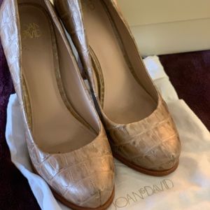 Joan & David Pumps